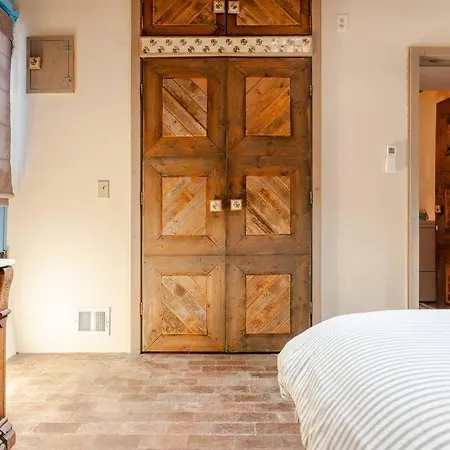 Casita Azul: Cozy Historic Adobe Retreat In